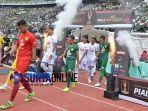 kiper-persebaya-miswar-saputra-saat-memasuki-lapangan.jpg