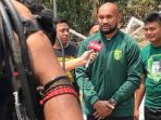 kiper-persebaya-surabaya-alfonsius-kelvan_20181009_074706.jpg