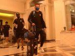 kiper-persib-bandung-i-made-wirawan-dan-rekannya-meninggalkan-hotel-di-solo.jpg