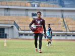 kiper-persib-bandung-teja-paku-alam-saat-mengikuti-latihan-bersama.jpg