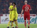 kiper-persija-jakarta-andritany-ardiyasa-memeluk-cahya-supriadi.jpg