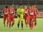 kiper-persijap-jepara-harlan-suardi-bersama-rekannya-sebelum-kick-off.jpg