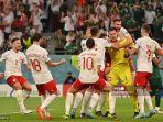 kiper-polandia-01-wojciech-szczesny-merayakan-dengan-rekan-setimnya.jpg
