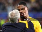 kiper-prancis-mike-maignan-kanan-dan-pelatih-kepala-prancis-didier-deschamps.jpg