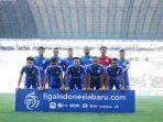 kiper-psis-semarang-ray-redondo-jersey-berwarna-merah-berfoto-bersama-10-rekannya.jpg