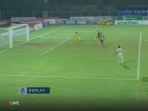 kiper-pss-rizky-darmawan-saat-melakukan-blunder.jpg