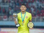 kiper-timnas-u19-indonesia-ikram-algifarri-menerima-penghargaan-kiper-terbaik-di-piala-aff-u19-2024.jpg