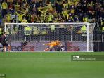 kiper-villarreal-argentina-geronimo-rulli-kanan-membelokkan-tembakan-de-gea.jpg