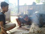 kisah-hidup-kakak-beradik-yatim-piatu-di-klungkungtelusuri-sungai-cari-sayuran-liar-untuk-dijualjpg.jpg