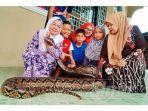 kisah-nenek-halimah-memelihara-ular-yang-kini-dia-anggap-seperti-anak-sendiri.jpg
