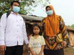 kisah-pilu-bocah-di-indramayu-putus-sekolah-demi-rawat-ibu-yang-odgj-punya-cita-cita-jadi-dokter.jpg