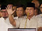 klaim-ungguli-jokowi-prabowo-sujud-sukur_20190417_213819.jpg
