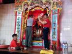 klenteng-kwan-kon-melakukan-pembersihan-patung-dewa-dewa_20160206_144238.jpg
