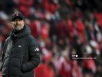 klopp-melakukan-pemanasan-sebelum-dimulainya-pertandingan.jpg