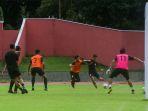 klub-liga-2-persis-solo-mulai-melakukan-latihan-di-stadion-uns.jpg