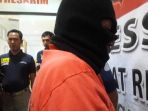 km-59-predator-pedofil-terus-menunduk-di-mapolres-tangerang-selatan_20170504_172705.jpg
