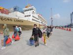 km-dorolonda-menurunkan-penumpang-di-pelabuhan-tanjung-priok_20210520_201918.jpg