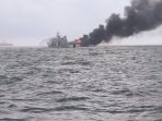 kn-pulau-dana-323-bakamla-ri-padamkan-kapal-terbakar_20220613_130833.jpg