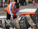 knkt-lakukan-pengecekan-ban-dan-turbin-lion-air-pk-lqp_20181104_180102.jpg
