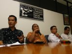 koalisi-masyarakat-sipil-kawal-pilkada-tolak-revisi-uu-pilkada_20150508_175031.jpg