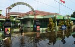kodim-surabaya-timur-tergenang-banjir_20141221_104219.jpg