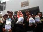 koin-untuk-abbott-diserahkan-ke-kedubes-australia_20150310_191922.jpg