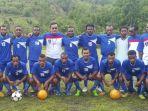 kolonel-kav-edward-sitorus-di-tengah-tenah-pemain-klub-sepakbola-uni-papua.jpg