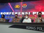 kombes-helfi-assegaf-kemeja-putih-saat-jumpa-pers.jpg