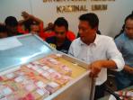 kombes-krishna-murti-dengan-barang-bukti-penipuan_20151108_235620.jpg