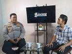 kombes-pol-imam-thorboni-kiri-saat-wawancara-bersama-reporter-tri.jpg