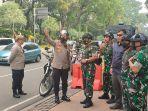 kombes-pol-komarudinpatroli-dengan-tni-nih3.jpg