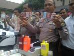 kombes-rikwanto-menunjukkan-barang-bukti-uang-palsu-pecahan-seratus-ribu_20141124_153536.jpg
