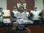 komisi-pemberantasan-korupsi-kpk-menunjukan-barang-bukti-uang.jpg