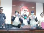 komisi-pemberantasan-korupsi-menunjukan-barang-bukti-uang-suap_20170923_213603.jpg