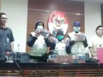 komisi-pemberantasan-korupsi-menunjukan-barang-bukti-uang-suap_20170923_213712.jpg