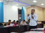 komisioner-bidang-pengawasan-isi-siaran-kpi-sumbar-robert-cenedy.jpg