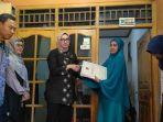 komisioner-kpu-evi-novida-ginting-memberikan-santunan.jpg