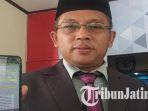 komisioner-kpu-kota-blitar-mashudi-menunjukkan-pesan-yang-dikirim-ke-teman-temannya.jpg