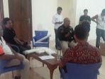 komisioner-kpu-mabar-dan-bawaslu-koordinasi.jpg
