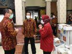 komjen-pol-bambang-sunarwibowo-menyerahkan-bantuan-alat-kesehatan.jpg