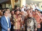 komjen-pol-idham-azis-dan-keluarga-saat-menyambut.jpg