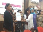 komnas-perempuan-menyerahkan-hasil-investigasi-dampak-negatif-pembangunan-pabrik-semen_20170421_180020.jpg