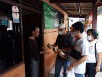 komunitas-berbagi-untuk-warga-memberikan-makanan-siap-saji-bagi-masyarakat.jpg