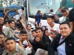 komunitas-bismania-setelah-memberikan-tajil-di-terminal-pulogadung_20150712_220842.jpg