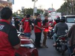 komunitas-otomotive-x-rules-makassar-bagi-bagi-takjil_20150705_205023.jpg
