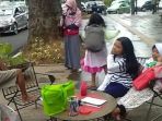 komunitas-tanpa-batas-bandung-saat-mengajar-anak-anak_20180327_231301.jpg