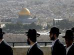 komunitas-yahudi-dengan-latar-belakang-kompleks-masjid-al-aqsa.jpg