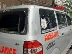 kondisi-ambulans-yang-diduga-mengangkut-logistik-dan-batu-untuk-massa.jpg