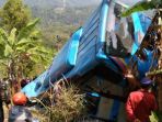 kondisi-bus-yang-jatuh-ke-jurang-di-kecamatan-cikidang-kabupaten-sukabumi-minggu-992018_20180910_131111.jpg