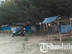 kondisi-gubuk-bertutupkan-terpal-biru-di-pantai-cemara-tuban_20181001_204224.jpg